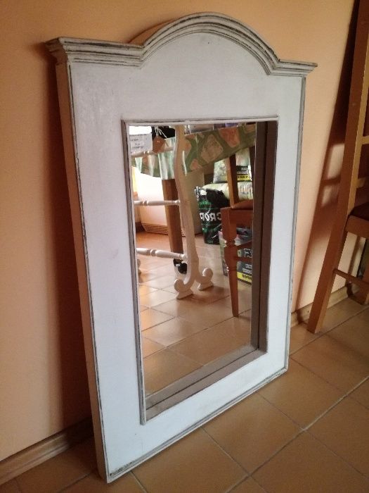 Огледало със състарена рамка