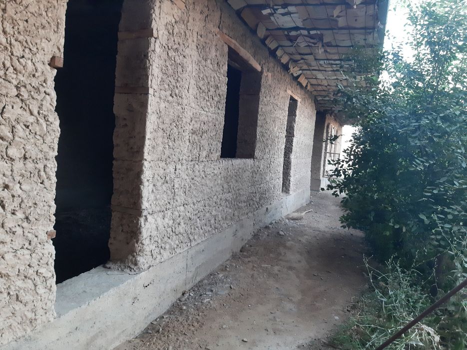 Toshkent viloyati Bekabod tumani,2 savxoz uy,hovli sotiladi 13 sotix