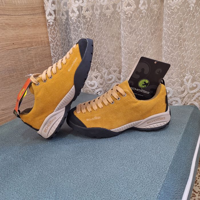 Кроссовки спортивные