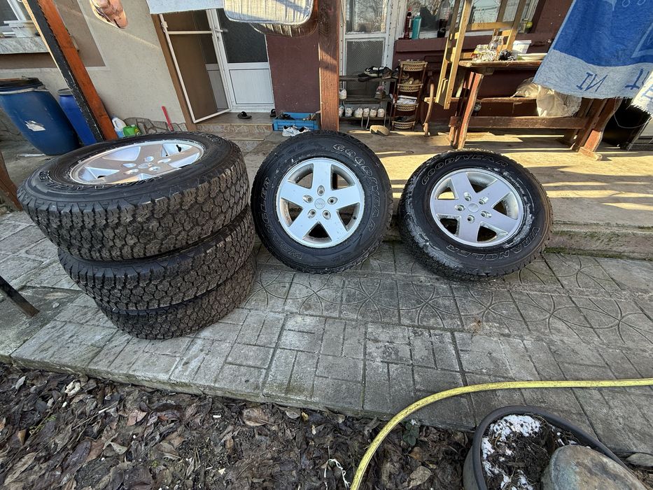 Продавам джанти с гуми 245/75/17 за Jeep