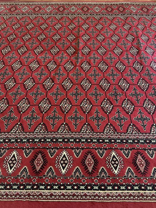 Gilam sotiladi 8 metrga 4 metr