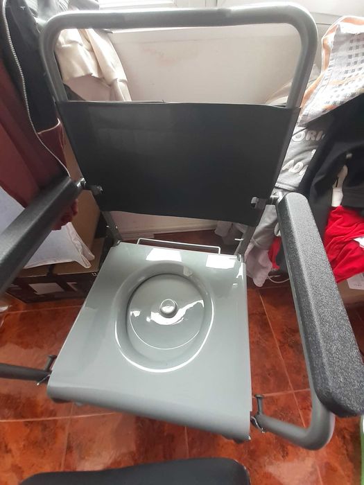 Scaun cu rotile si vas de toaletă