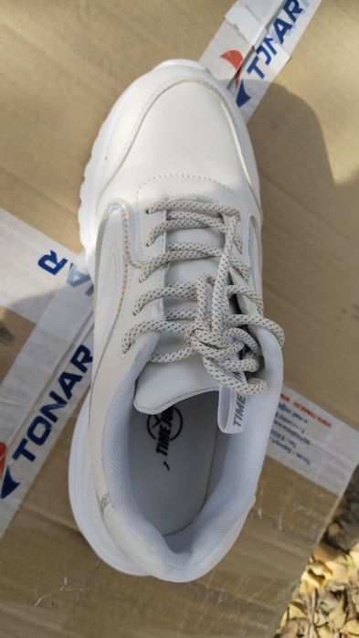 Кроссовки женские