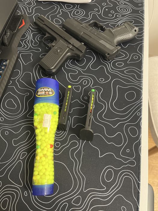 Продам два игрушечных пистолета