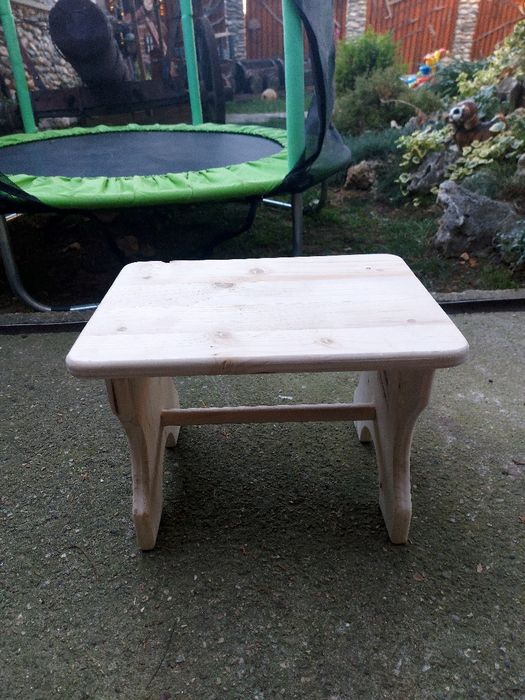 Дървено столче...