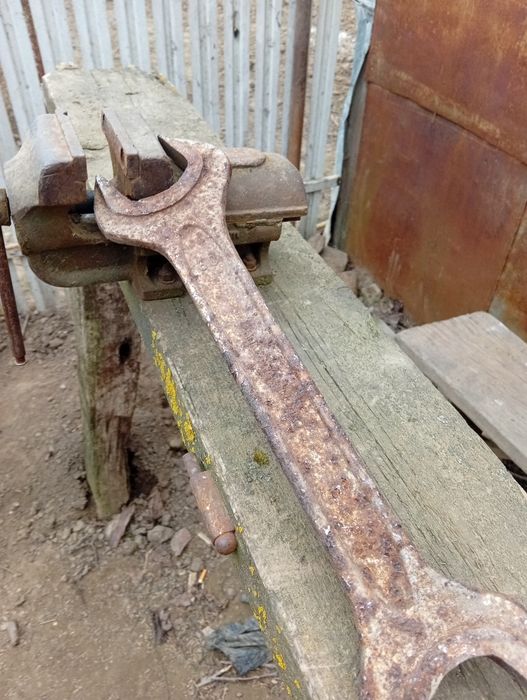 De vânzare menghina românească de 100 MM și cheie fixa de 55/60