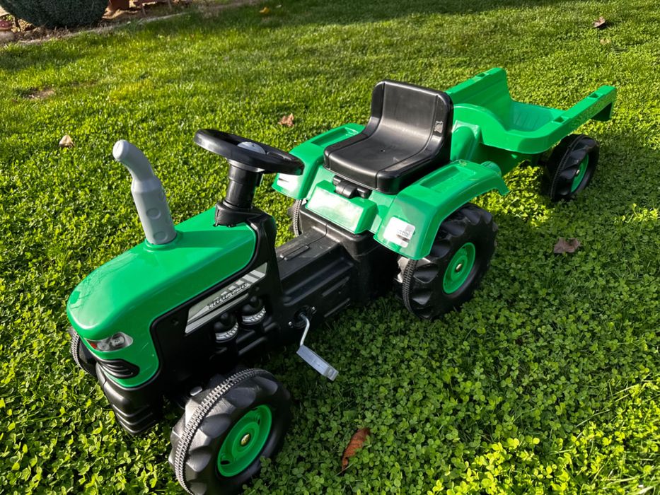 Чиста нов детски трактор с ремарке