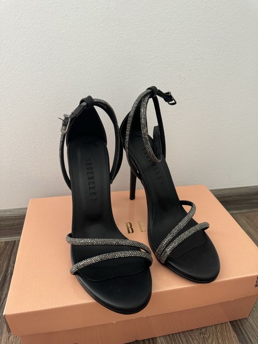 Sandale negre cu toc