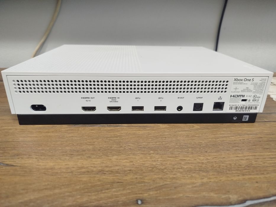 Xbox one s с един джойстик