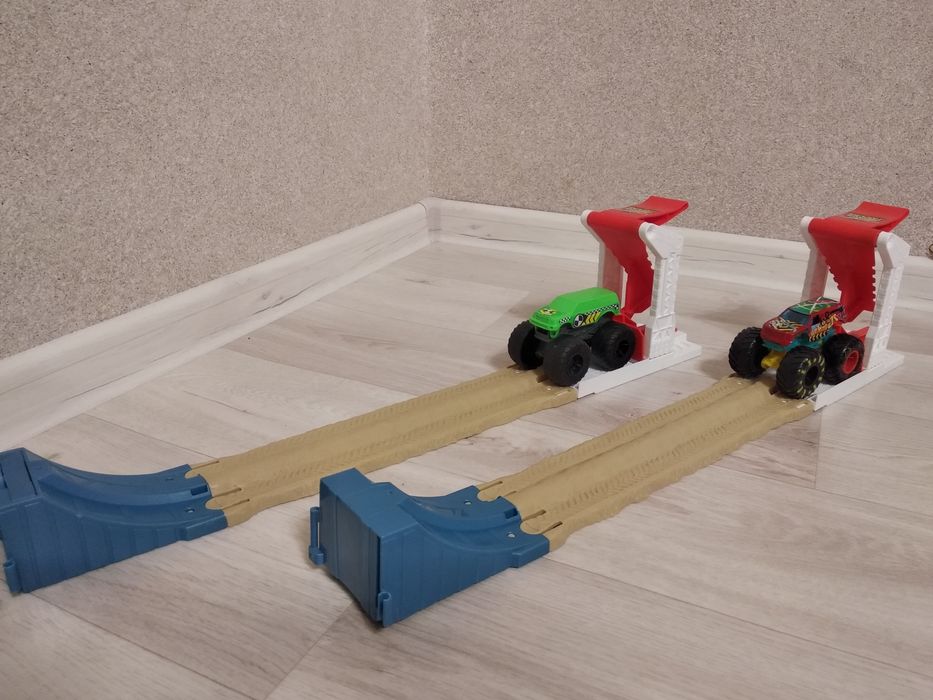 машинки Монстр траки Hot Wheels