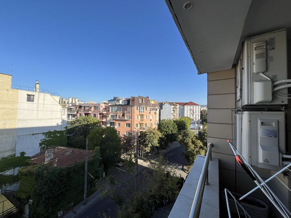 Тристаен Апартамент с ПАРКОМЯСТО, 2 бани, 2 спални до Катедралата.