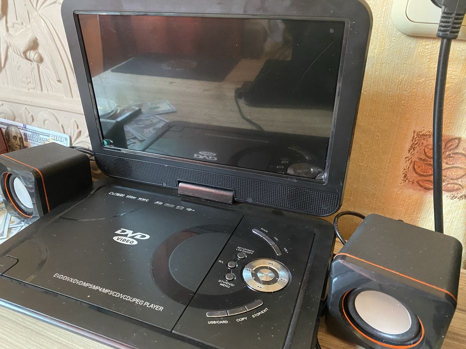 Двд плеер . С экраном . Колонки