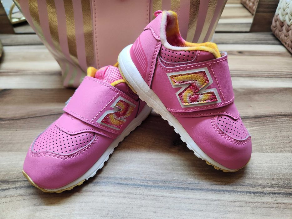 Детски спортни сникърси New balance, от еко кожа.Чисто нови са.