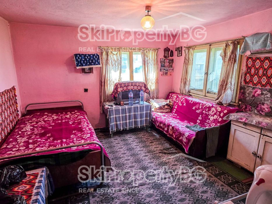 Стара къща с голям инвестиционен потенциал в село Говедарци, близо до Боровец!