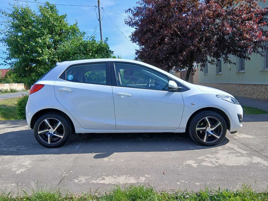 MAZDA 2 2011 — imagine 3