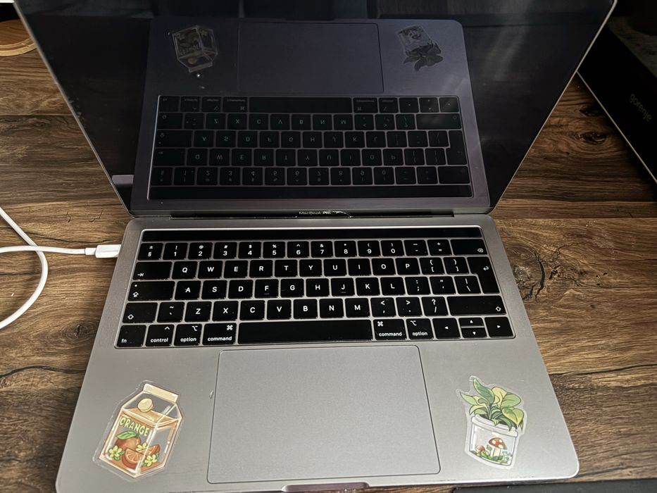 MacBook Pro 13" (Mid 2019) – Touch Bar / iCloud Clean