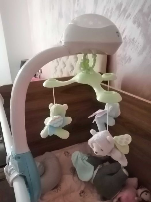 Fisher price музикална въртележка с дистанционно управление и бял шум