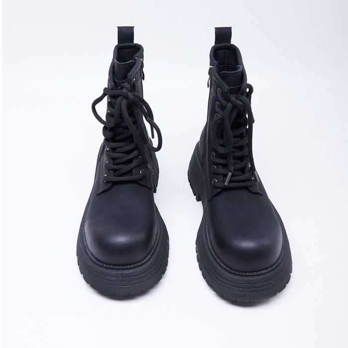 Стильные ботинки на массивной подошве