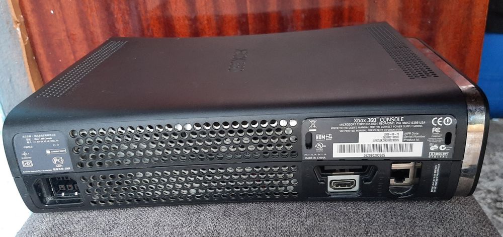 Vând Xbox 360  complet limited Edition  stare bun
