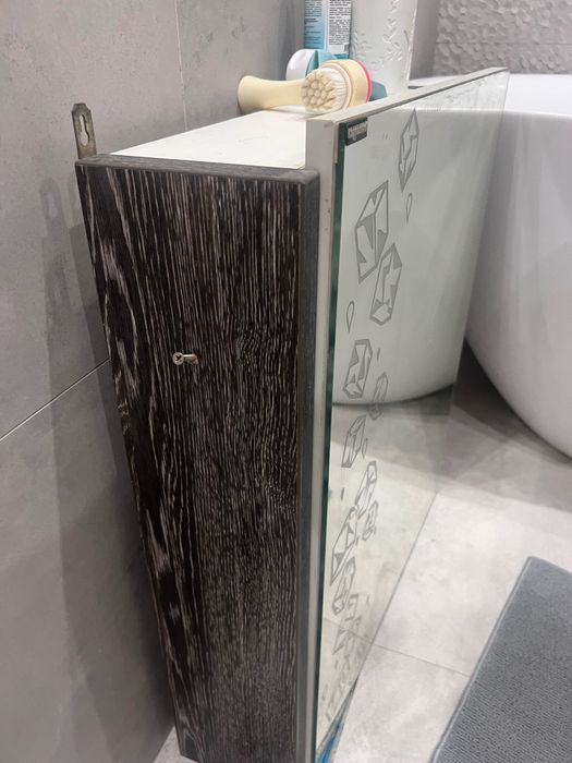 Шкаф с зеркалом для ванны