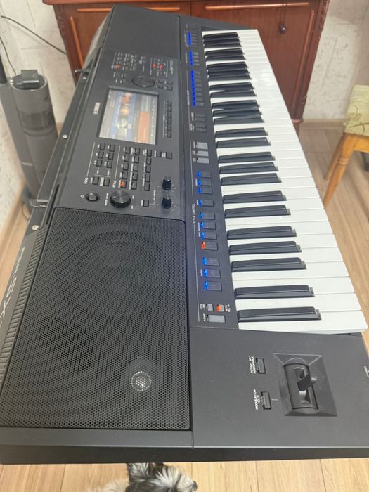 Продам синтезатор Ямаха PSR-SX 700