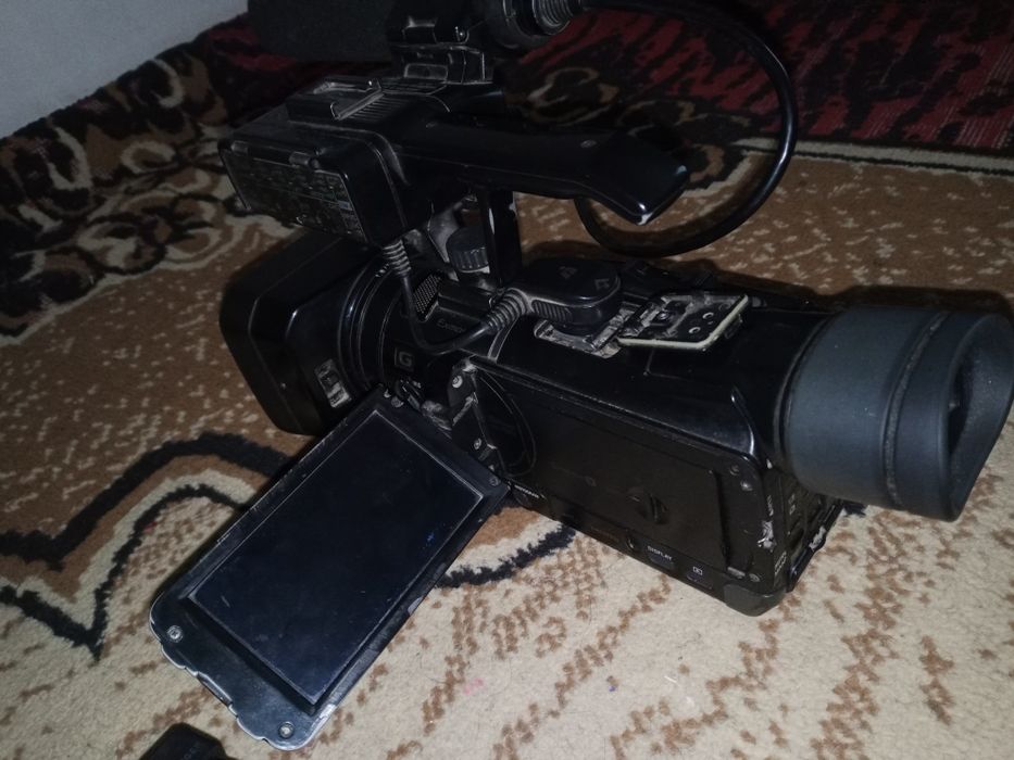 Camera sotiladi 2ta batteryka 1 ta zaryatchik xotira 96gb.Mikrafonibor