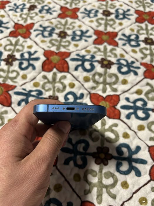 Продам IPhone 13