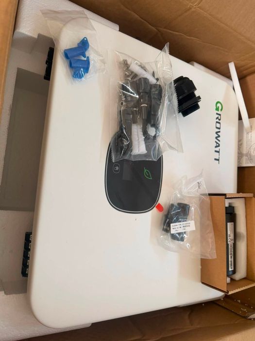 Panouri fotovoltaice  de 580 W  si invertoare Growat