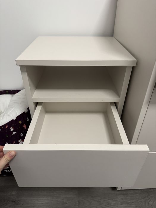 Noptiere suspendate, prindere perete