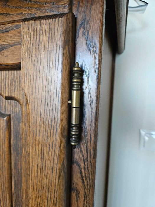 Масивен дървен шкаф/витрина с осветление