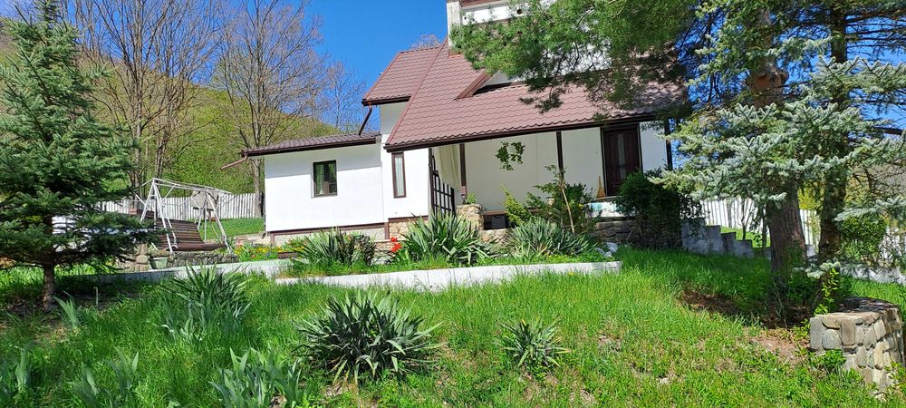 Casa individuala linga padure,liniste , intimitate,piscina, gradina, la 15 minute de Mall Piatra Neamt