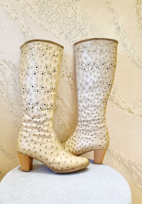 Ботуши  естествена мека кожа.Нови. С цип .
37 рр. Ток 4см. Удобни