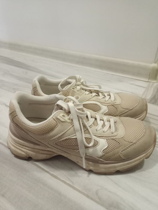 Дамски бежови маратонки Bershka