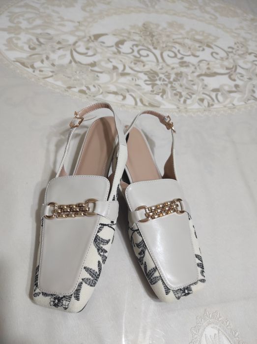 Туфли женские на низком каблуке с открытым носом и пяткой
Туфли женски