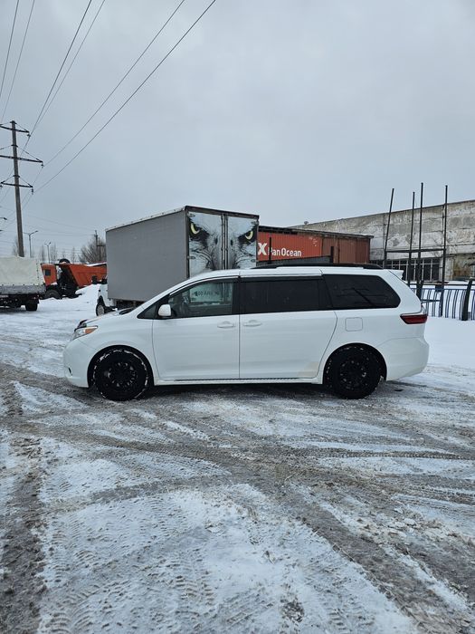 Продам Toyota Sienna