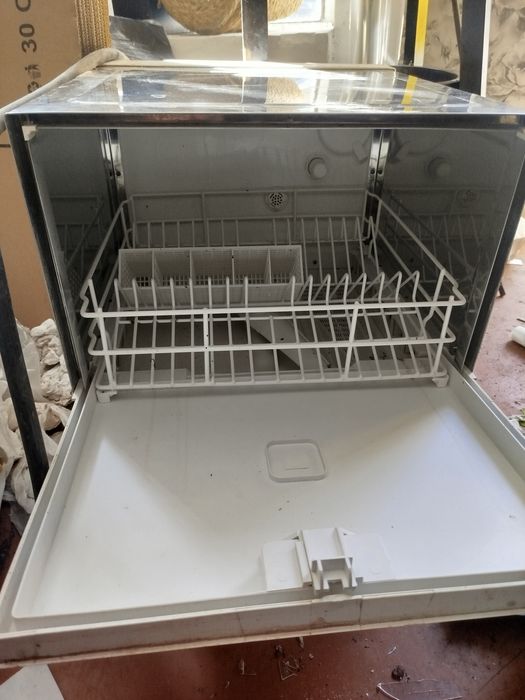 Малка съдомиялна свободно стяща