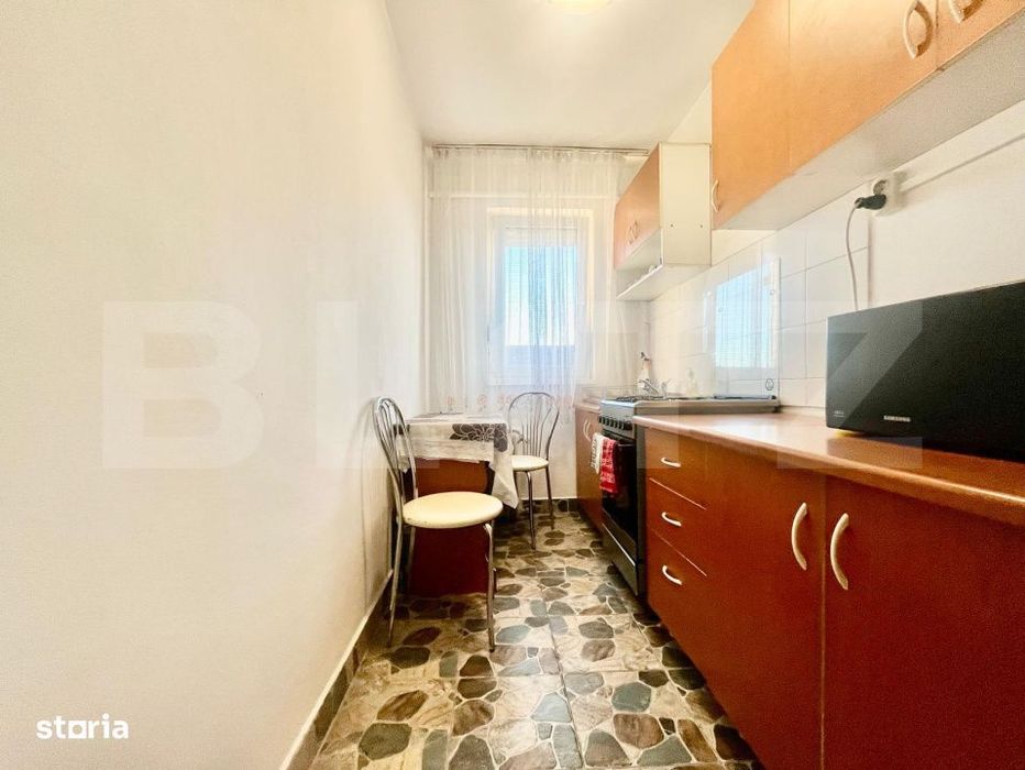 Apartament 2 camere, semidecomandat, mobilat, cu loc de parcare zona -