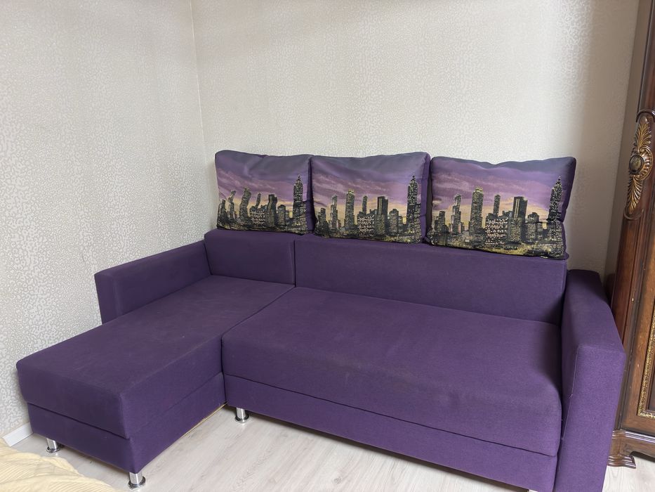 Угловой диван тримя пудушками