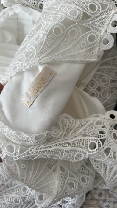 Бяла рокля с колан