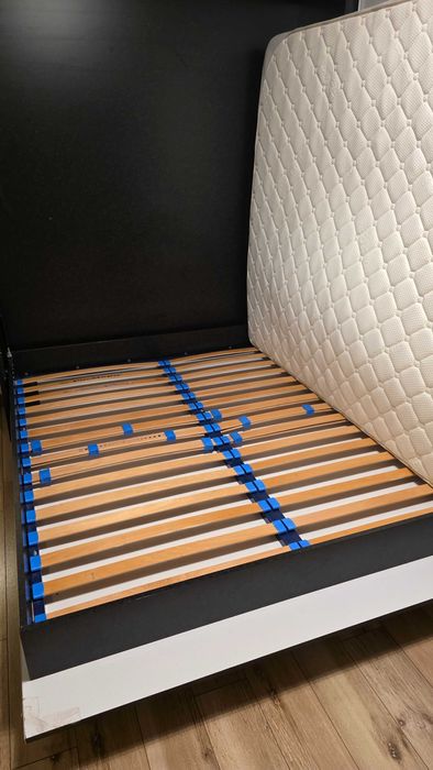 Легло с падащ механизъм