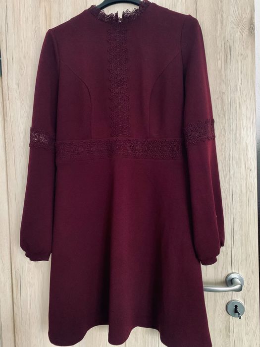 Rochie burgundy cu imprimeu brodat