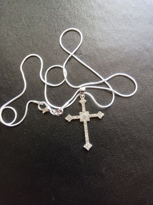 Дамско колие с кръст