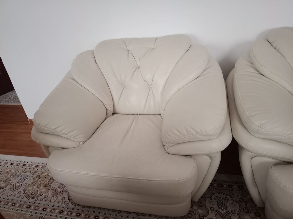 Роскошный кожаный гарнитур (Диван + 2 Кресла).