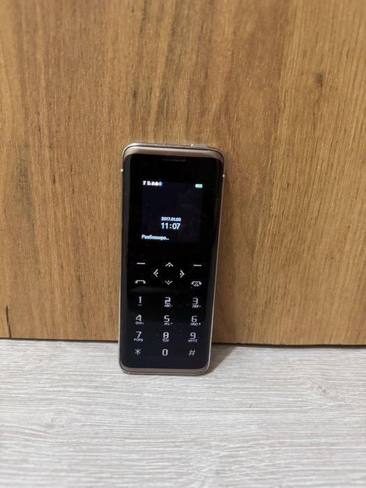 Mini telefon  gold  2 sim kartalik qo’lda mini  turadi redkiy model