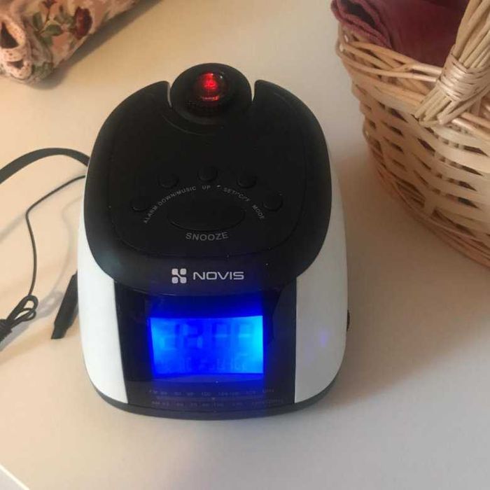 Проекционные настольные часы,с будильником и радио novis ncr360