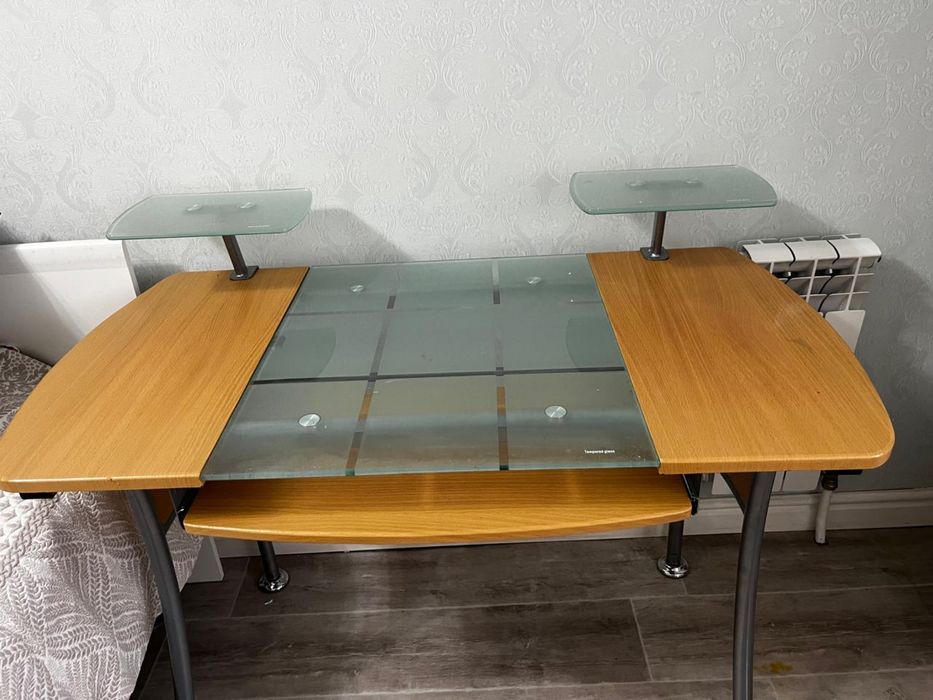 Компьютерный стол б/у в хорошем состоянии.