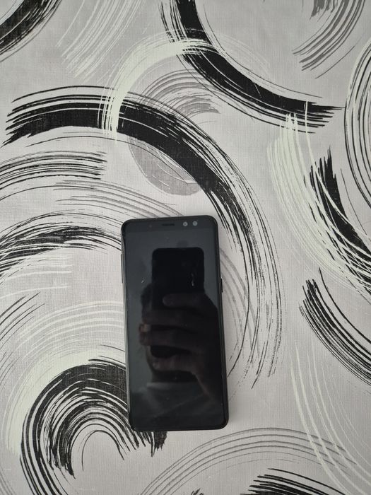 Vând 3 tefoane 2 samsung și un iPhone