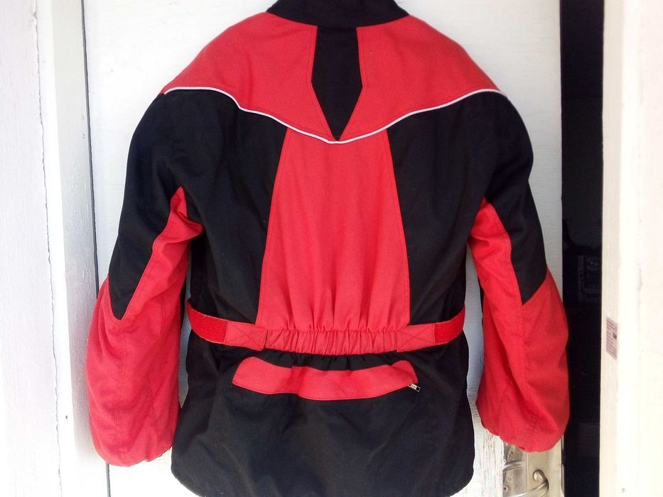 Яке две каски и два чифта мото ботуши