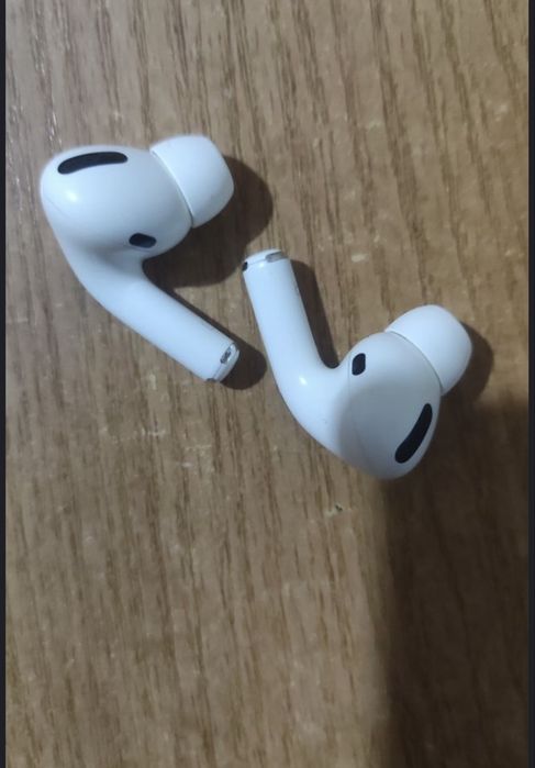 Продам наушники левый ухо и правый ухо от airpods pro