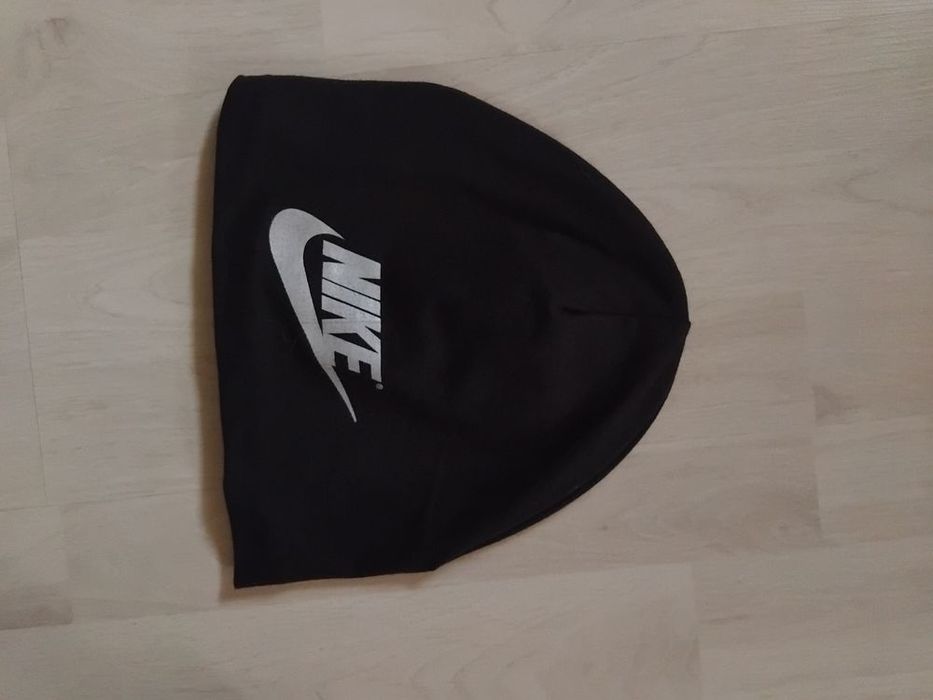 Căciulă Adidas și Nike...